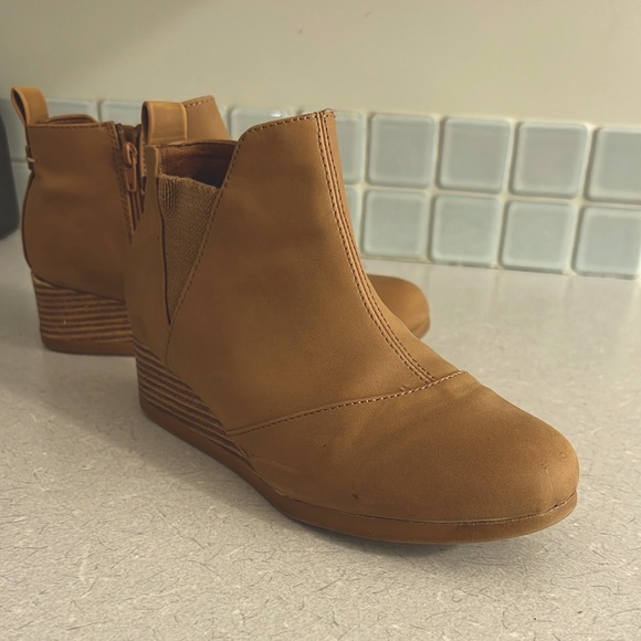 TOMS Clare Girls’ Wedge Ankle Boots - Picture 1 of 9